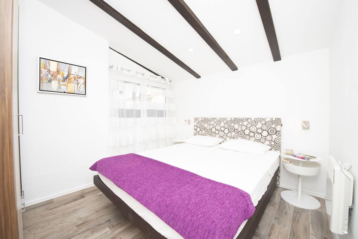 Apartamento superior, 1 cama Queen e sofá-cama, para não fumantes | Escrivaninha, cortinas blackout, quartos à prova de som