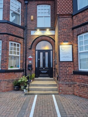 Property entrance - Crescent Lodge Guest House (Whitby)