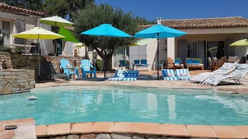 Una piscina al aire libre de temporada