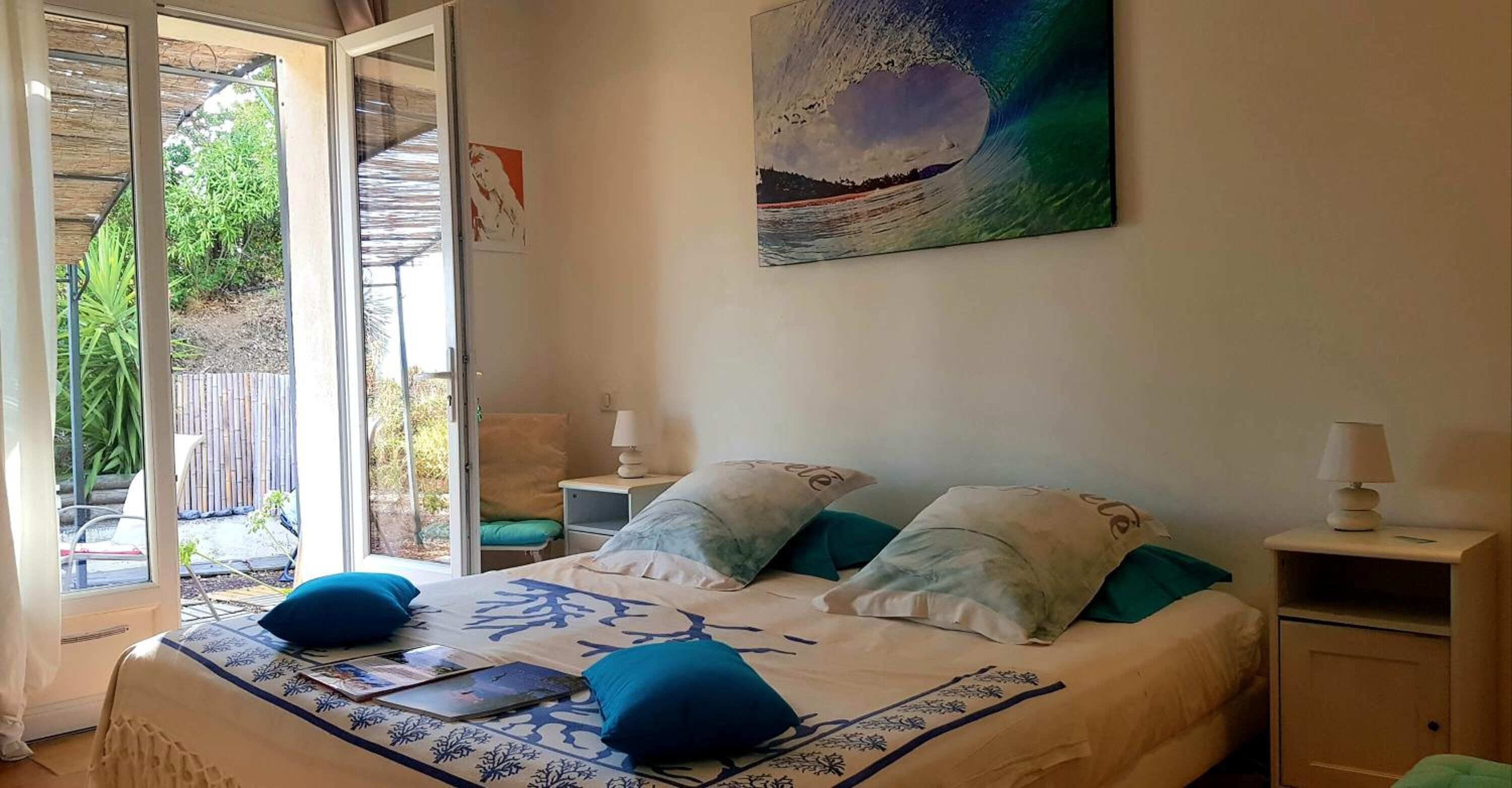 Decoración personalizada, muebles diferentes y cortinas blackout 