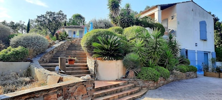 Fachada de la propiedad. Villa des Delices