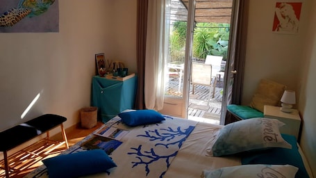 Decoración personalizada, muebles diferentes y cortinas blackout . Villa des Delices