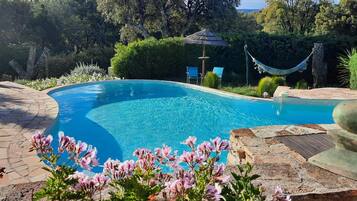 Una piscina al aire libre de temporada