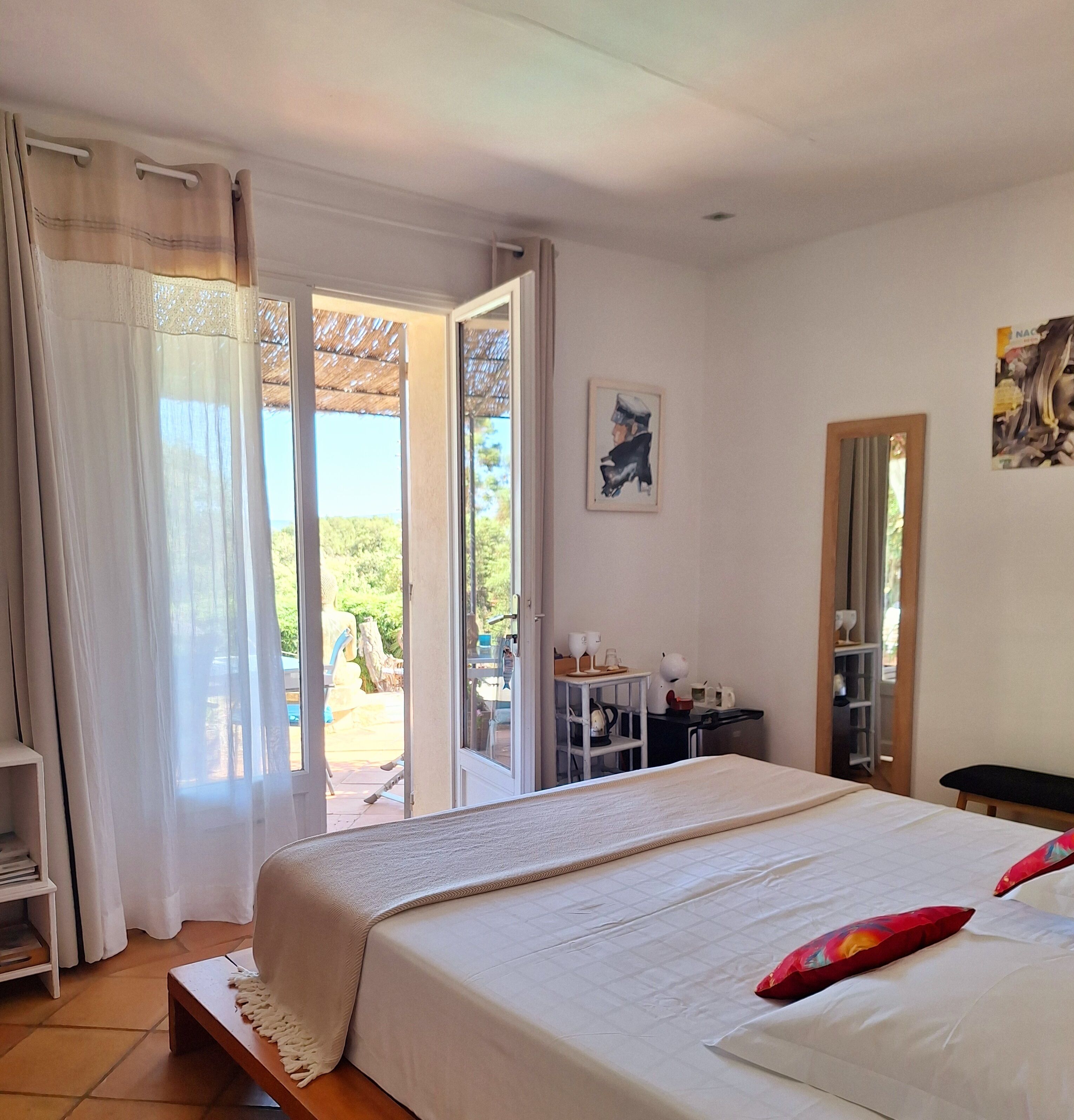 Comfort Double Room, 1 King Bed | Individually decorated, individually furnished, blackout drapes