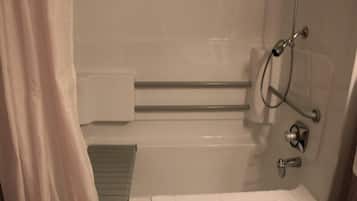 Un baño con bañera, ducha, toallero y retrete.