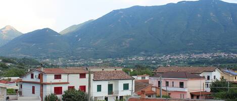 Zona residencial con casas y una montaña al fondo.