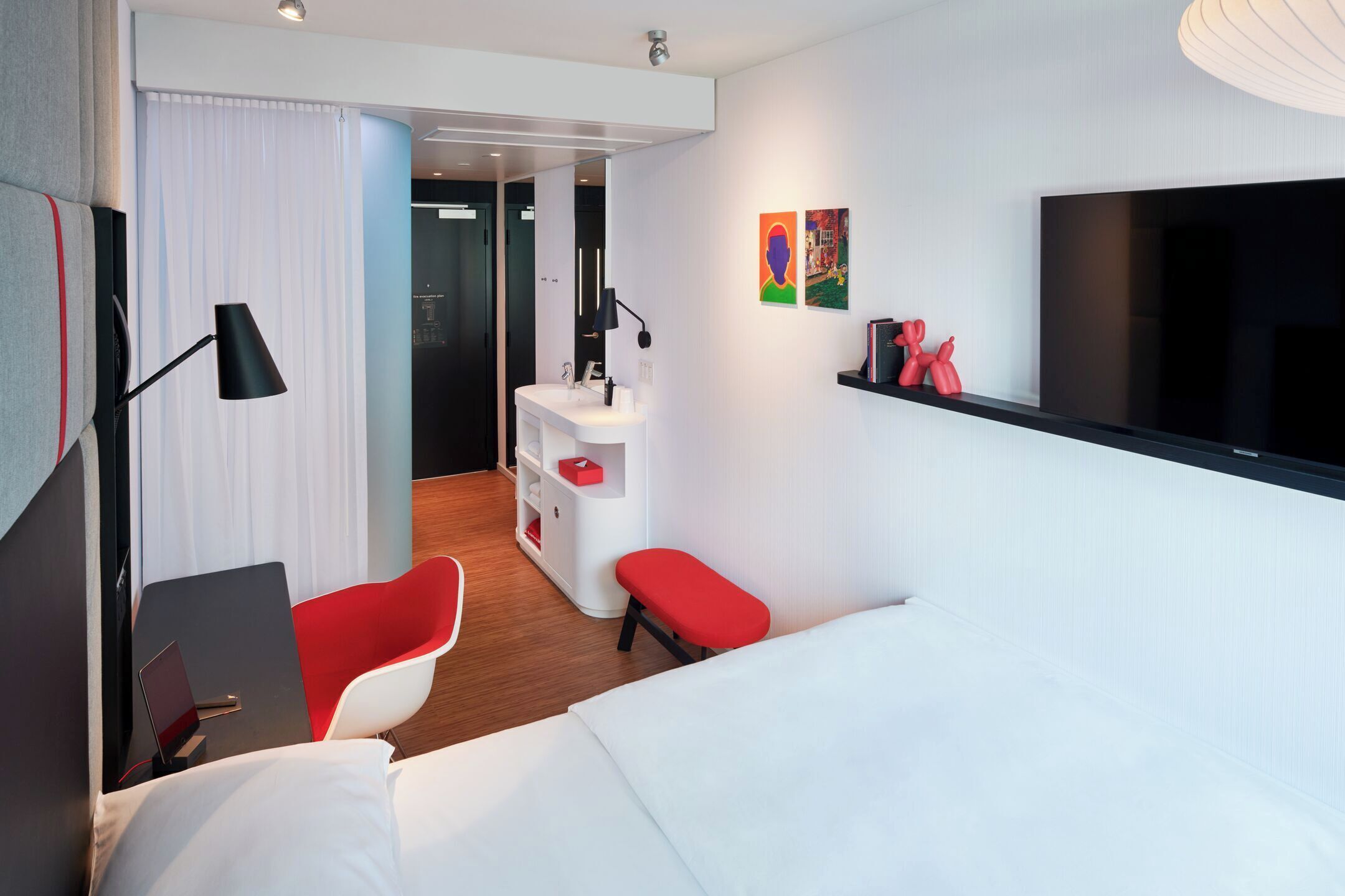 Habitación, 1 cama de matrimonio grande | Ropa de cama de alta calidad y colchones con acolchado adicional