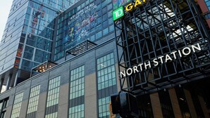 Un edificio moderno con fachada de vidrio, un letrero del TD Garden y un letrero de North Station.