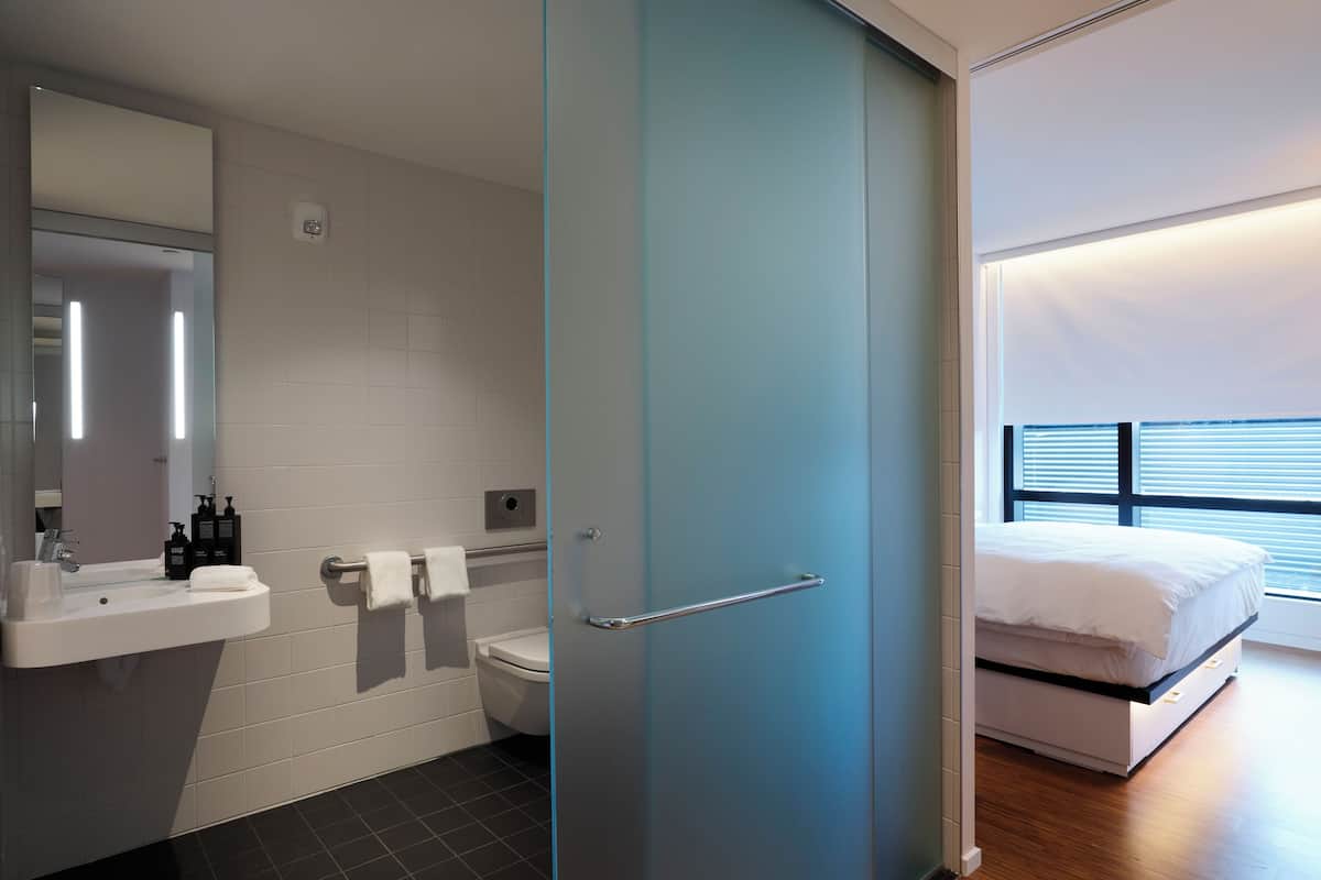 Room, 1 Katil Raja (King) (Mobility Accessible, Roll-In Shower) | Peralatan tempat tidur premium, tilam berlapik, peti besi dalam bilik 