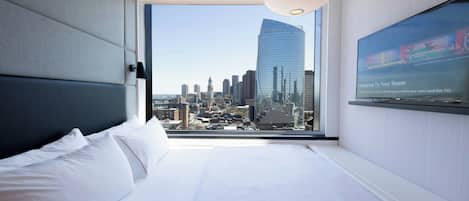 Premium Room, 1 King Bed (View) | Premium bedding, pillowtop beds, in-room safe, desk