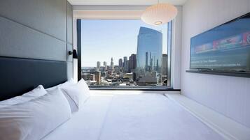 Premium Room, 1 King Bed (View) | Premium bedding, pillowtop beds, in-room safe, desk