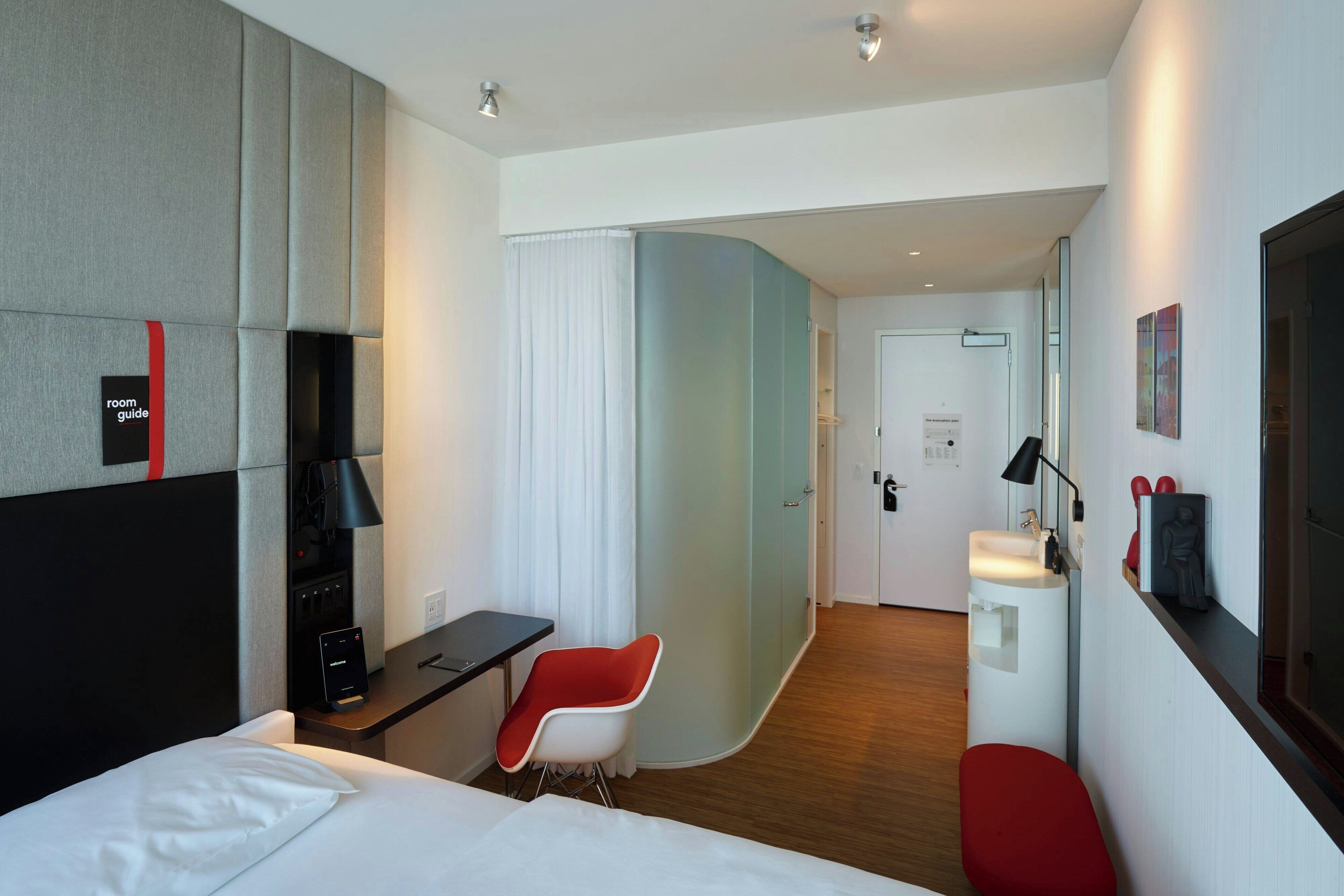 高級寢具、特厚豪華床墊、房內夾萬、書桌