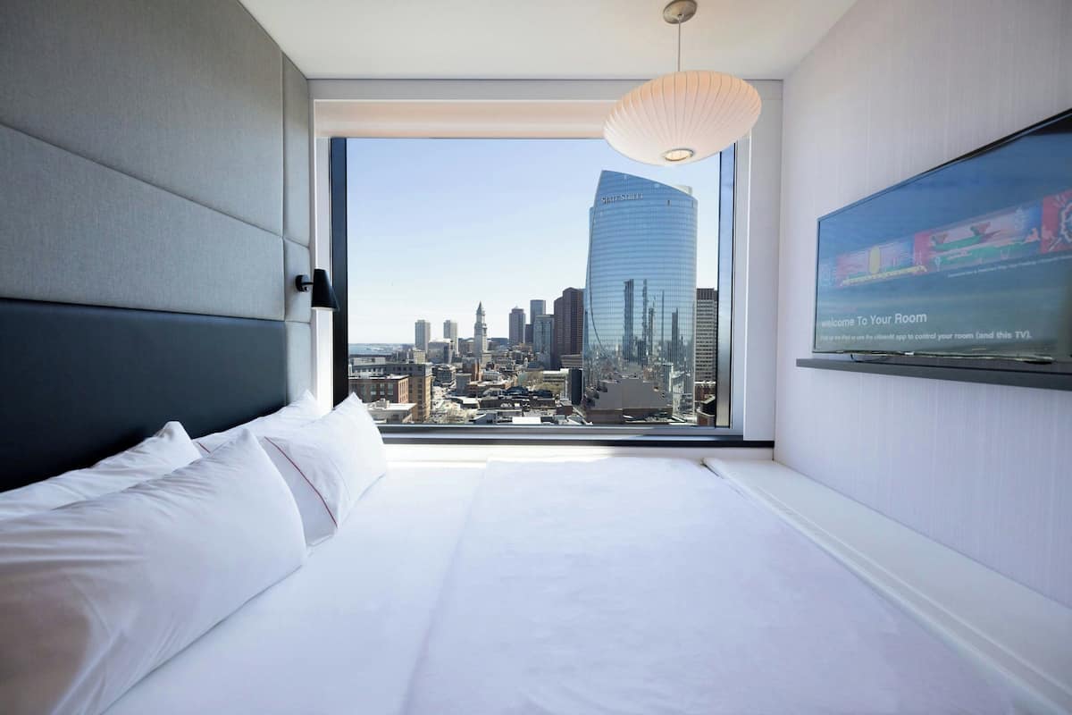 Premium Room, 1 Katil Raja (King) (View) | Peralatan tempat tidur premium, tilam berlapik, peti besi dalam bilik 