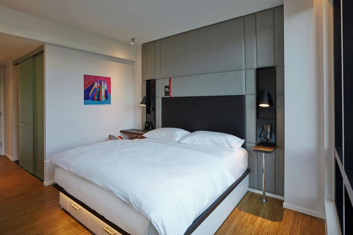 Habitación, 1 cama King size (Mobility Accessible, Roll-In Shower) | Ropa de cama de alta calidad y camas con pillow-top