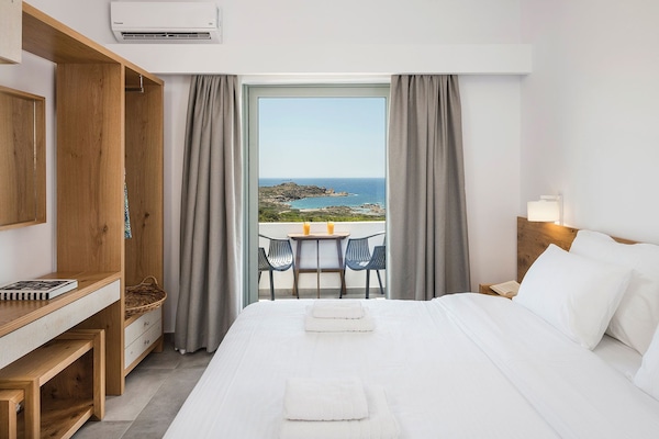 Minibar, escritorio, tabla de planchar con plancha y wifi gratis