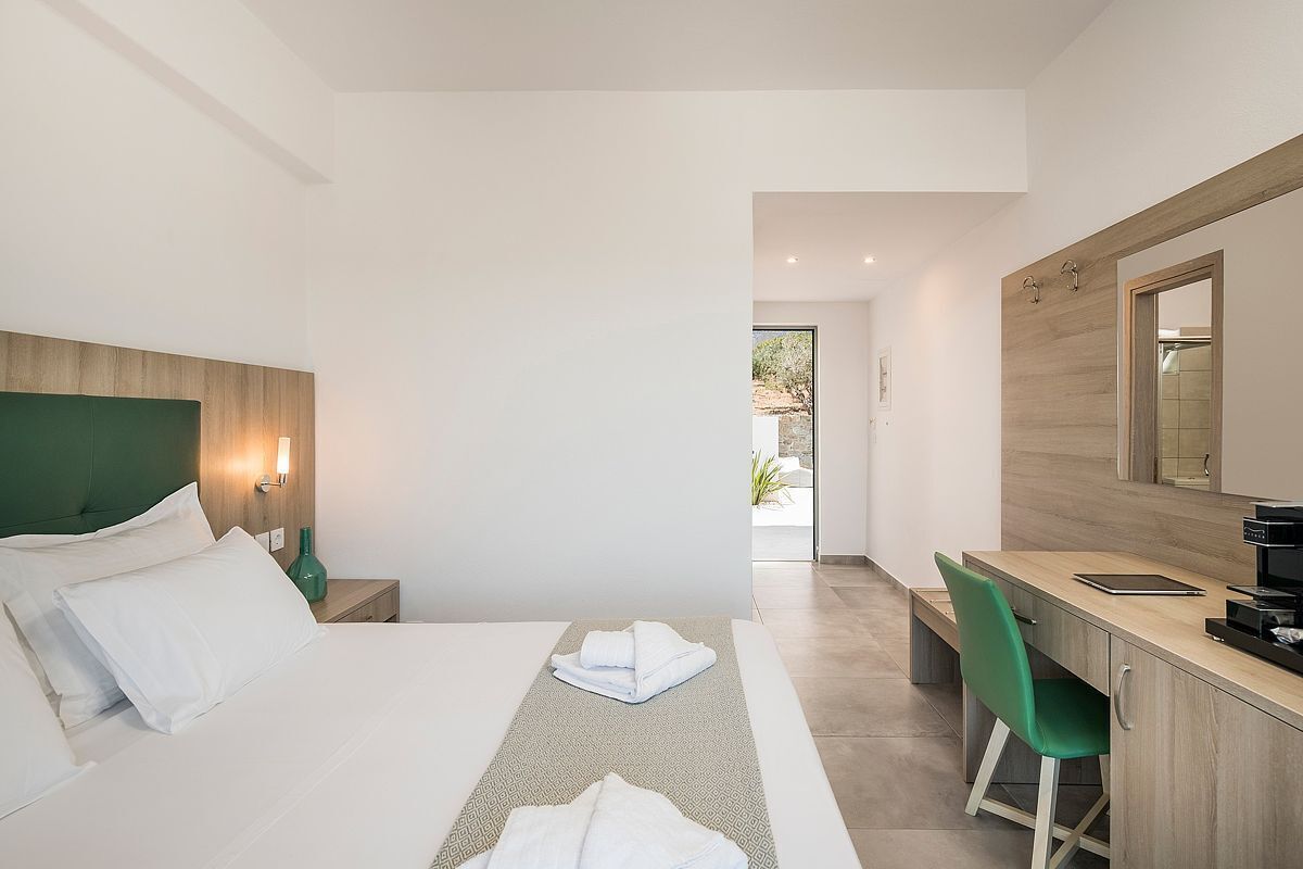 classic double room, sea view | minibar, desk, iron/ironing board, free wifi