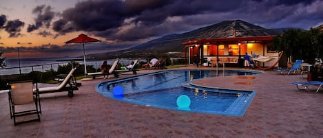 Bar en bord de piscine