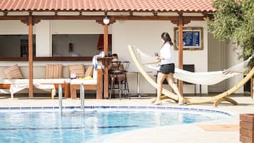 Außenpool (je nach Saison geöffnet), Sonnenschirme, Liegestühle
