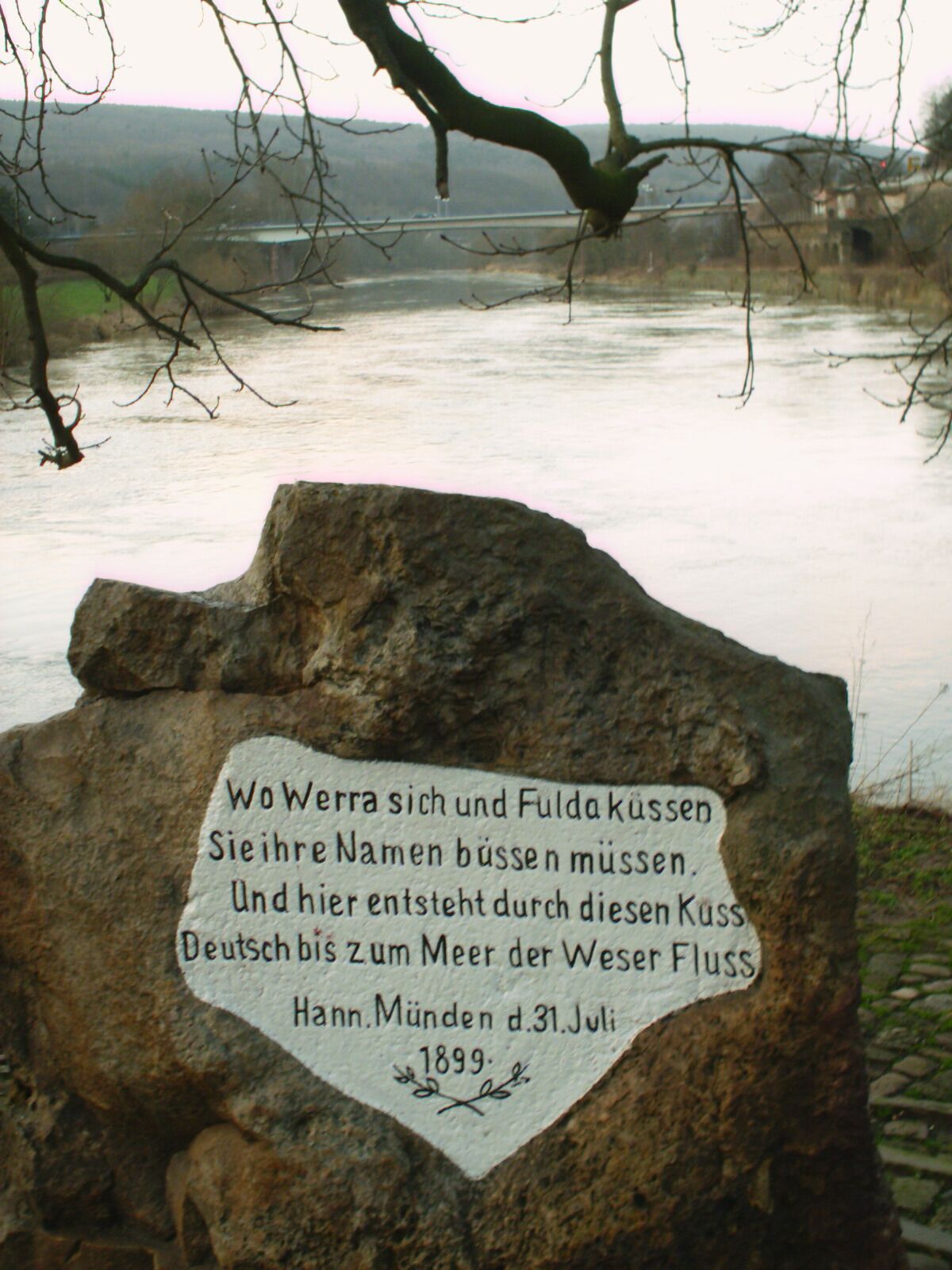 Ein Stein mit einer deutschen Inschrift zur Erinnerung an ein historisches Ereignis aus dem Jahr 1899.