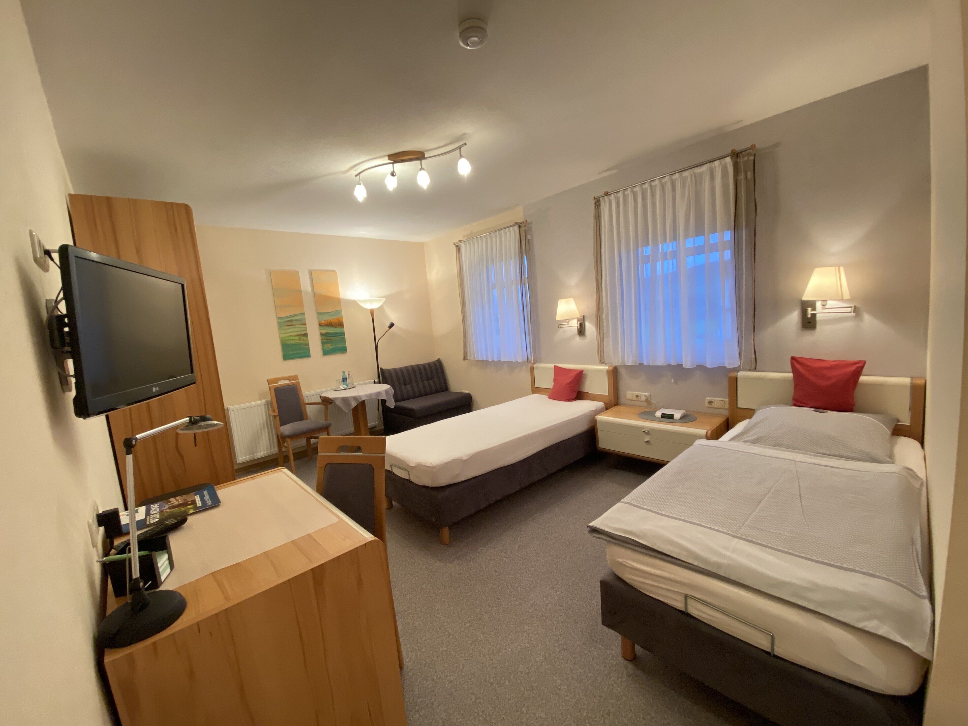 Kahden hengen huone (yksi tai kaksi sänkyä), tupakointi kielletty | Allergiatestatut vuodevaatteet, työpöytä, pimennysverhot, vauvansängyt