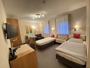 Hypo-allergenic bedding, desk, blackout curtains, cots/infant beds - Gasthaus Zum Lindenwirt (Wesertal)