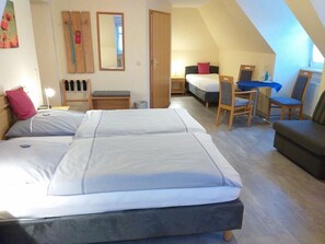 Triple Room, Non Smoking, Garden View | Hypo-allergenic bedding, desk, blackout curtains, cots/infant beds - Gasthaus Zum Lindenwirt (Wesertal)