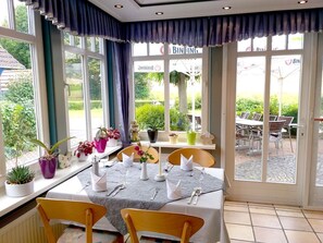 حيث تُقدم وجبات الإفطار، الغداء، الأطباق الألمانية، إطلالات على الحديقة