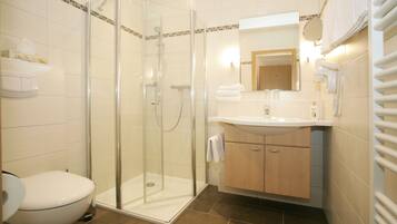 Doppel- oder Zweibettzimmer, Nichtraucher | Badezimmer | Dusche, kostenlose Toilettenartikel, Haartrockner, Handtücher