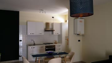 Apartamento | Cocina privada | Frigorífico, horno, placa de cocina y utensilios de cocina