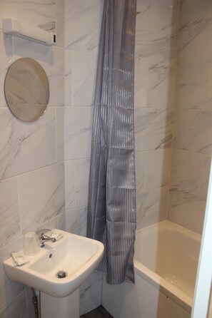 Articles de toilette gratuits, chaussons, serviettes fournies