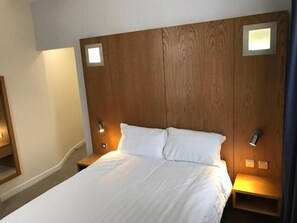 Individually decorated, individually furnished, desk, blackout curtains - Corona Hotel Sheffield Meadowhall (Rotherham)