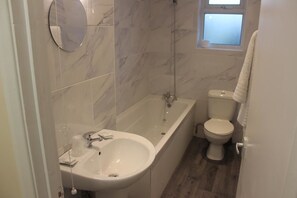 Kostenlose Toilettenartikel, Hausschuhe, Handtücher