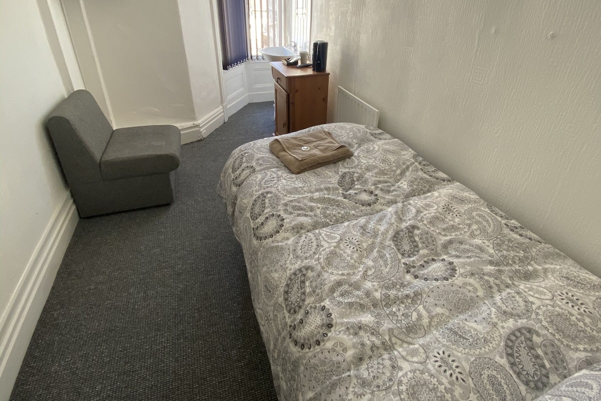 Quarto solteiro conforto | Wi-Fi de cortesia, roupa de cama