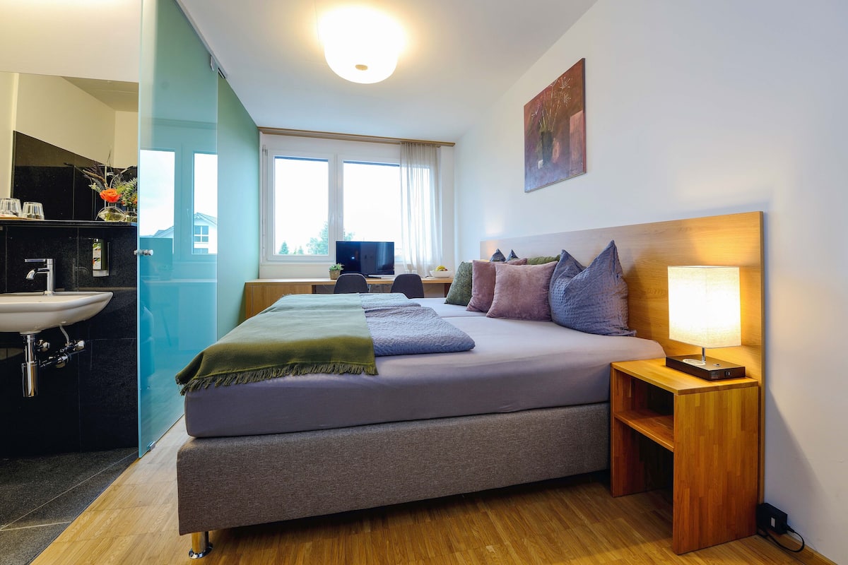 1 slaapkamer, een bureau, beddengoed