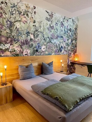 Skrivebord og sengetøy