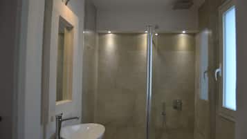 Pancuran mandi, bidet, tuala disediakan