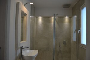 Shower, bidet, towels