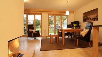 Apartment, Nichtraucher | Essbereich im Zimmer