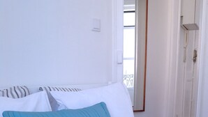 Unclassified image, 4 of 33, button - Casa do Conde (Lisbon)