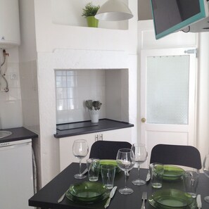 Apartment, 2 Schlafzimmer (4 Guests) | Essbereich im Zimmer