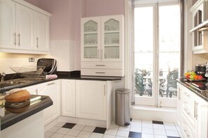 Superior Apartment, 4 Bedrooms | Private kitchen | Full-size fridge, microwave, oven, stovetop
