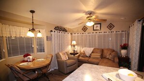 平房, 多張床 (The Cottage @ Rincon ) | 客廳 | 平面電視
