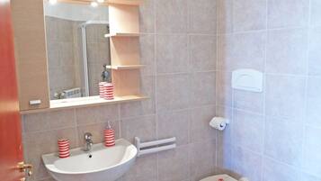 Ferienhaus, 3Â Schlafzimmer, Meerblick | Badezimmer | Dusche, Bidet, HandtĂŒcher