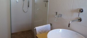 Habitación doble, no fumadores | Baño | Bañera y ducha independientes, secador de pelo y toallas