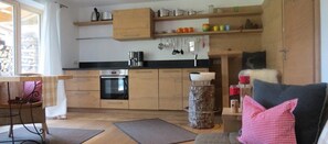Quarto casal, para não fumantes | Cozinha privada | Fogão, cooktop, lava-louças, chaleira elétrica