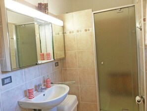 Villa | Bathroom | Shower, towels - Villa Vera (Ascea)