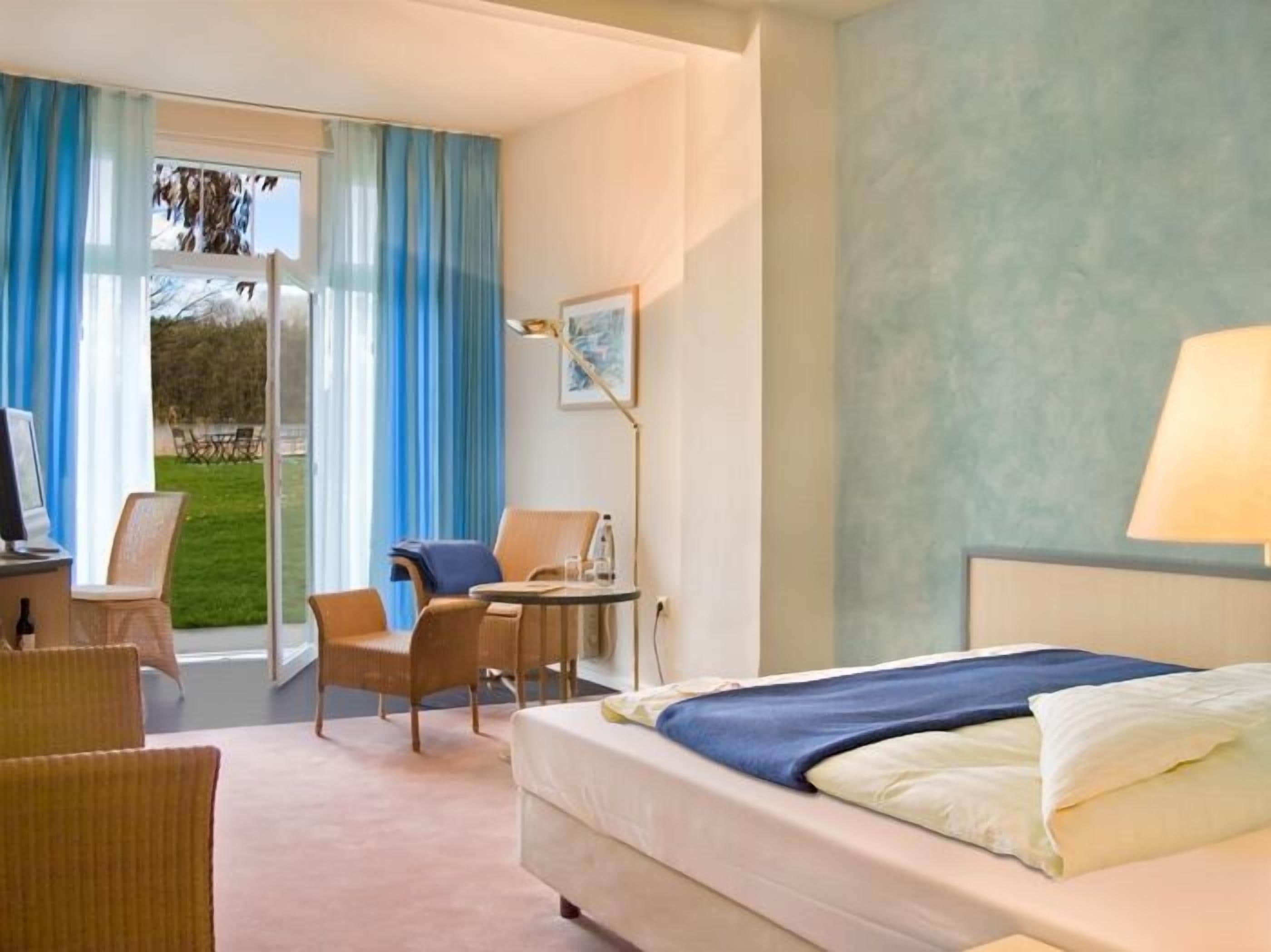 single room | minibar, in-room safe, desk, blackout curtains