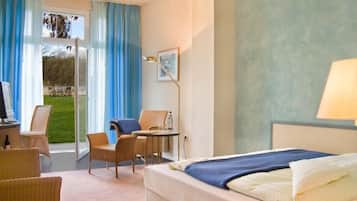 Single Room | Minibar, in-room safe, desk, blackout drapes