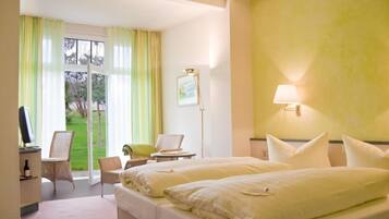 Minibar, caja de seguridad en la habitación y escritorio