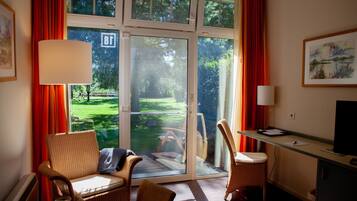 Habitación individual | Minibar, caja de seguridad en la habitación y escritorio